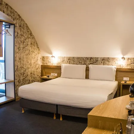 Budapest - Free Parking 3*