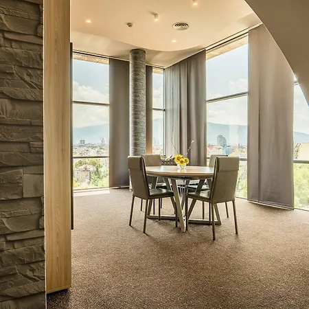 Budapest - Free Parking 3*