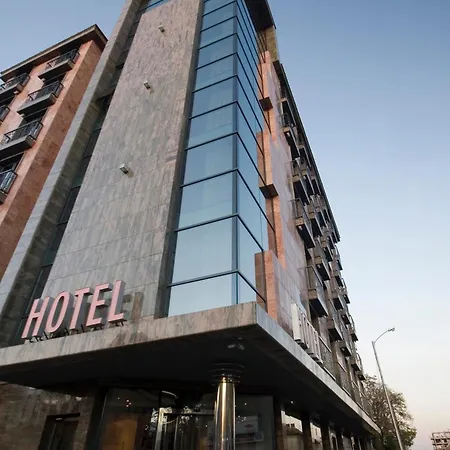 Budapest - Free Parking 3*